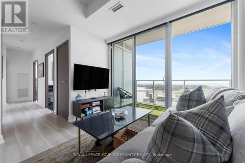 3615 - 17 Bathurst Street, Toronto, ON - Indoor Photo Showing Living Room