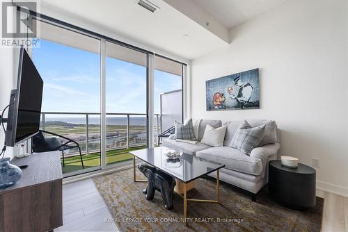 3615 - 17 Bathurst Street, Toronto, ON - Indoor Photo Showing Living Room