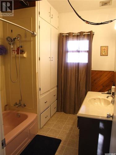 206 1St Street W, Leader, SK - Indoor Photo Showing Bathroom