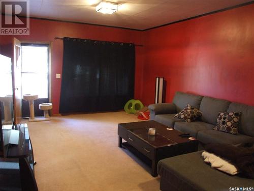 206 1St Street W, Leader, SK - Indoor Photo Showing Living Room