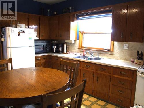 206 1St Street W, Leader, SK - Indoor Photo Showing Kitchen With Double Sink