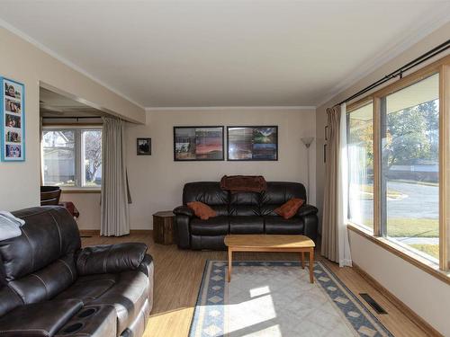 102 Hourigan Crescent, Thunder Bay, ON - Indoor Photo Showing Living Room