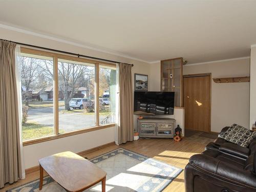 102 Hourigan Crescent, Thunder Bay, ON - Indoor Photo Showing Living Room