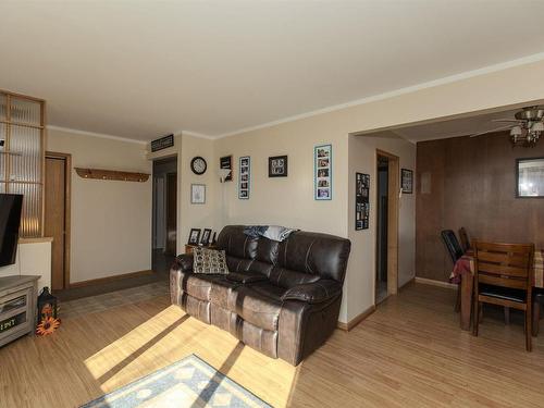 102 Hourigan Crescent, Thunder Bay, ON - Indoor Photo Showing Living Room