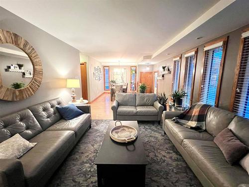 115 Hawthorne Drive, Thunder Bay, ON - Indoor Photo Showing Living Room