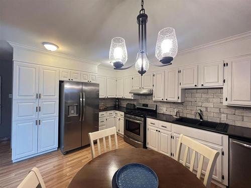 115 Hawthorne Drive, Thunder Bay, ON - Indoor Photo Showing Kitchen With Double Sink