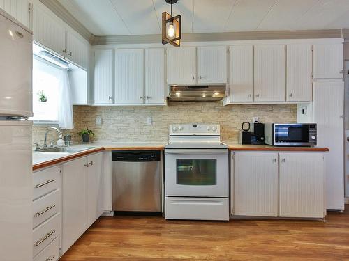 Kitchen - 66 Rue Jacqueline, Saint-Jean-Sur-Richelieu, QC - Indoor Photo Showing Kitchen With Double Sink