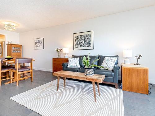 302-1241 Fairfield Rd, Victoria, BC - Indoor Photo Showing Living Room