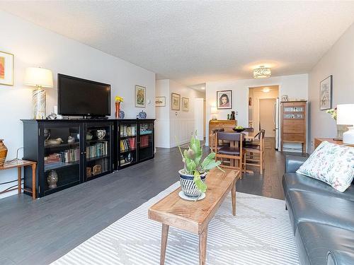 302-1241 Fairfield Rd, Victoria, BC - Indoor Photo Showing Living Room