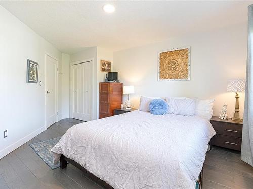 302-1241 Fairfield Rd, Victoria, BC - Indoor Photo Showing Bedroom