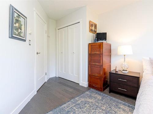 302-1241 Fairfield Rd, Victoria, BC - Indoor Photo Showing Bedroom