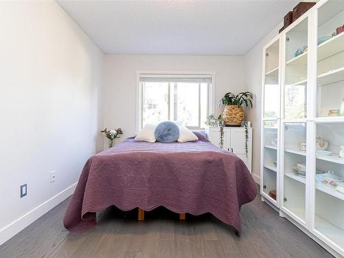 302-1241 Fairfield Rd, Victoria, BC - Indoor Photo Showing Bedroom