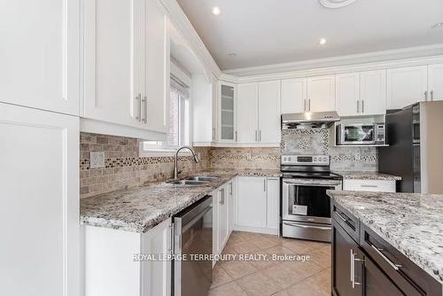 3121 Clipperton Dr, Mississauga, ON - Indoor Photo Showing Kitchen With Double Sink With Upgraded Kitchen