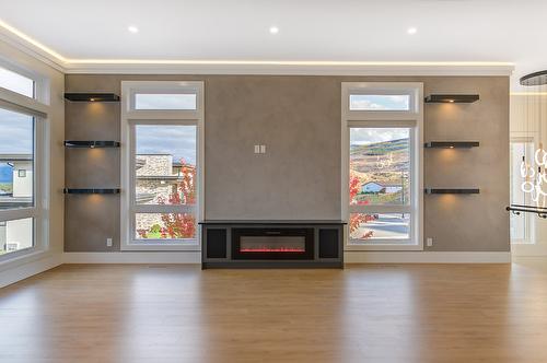 1100 Clarance Avenue, Kelowna, BC - Indoor Photo Showing Living Room With Fireplace