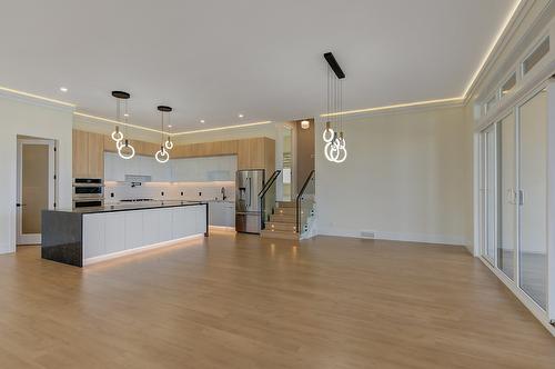 1100 Clarance Avenue, Kelowna, BC - Indoor Photo Showing Kitchen