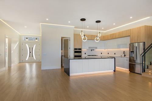 1100 Clarance Avenue, Kelowna, BC - Indoor Photo Showing Kitchen