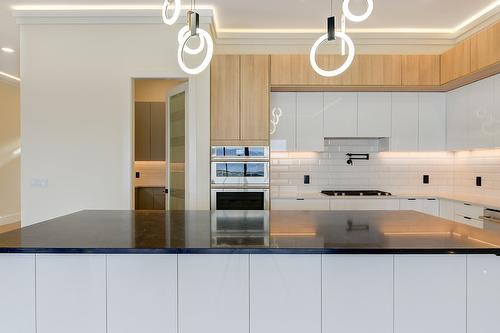 1100 Clarance Avenue, Kelowna, BC - Indoor Photo Showing Kitchen With Upgraded Kitchen