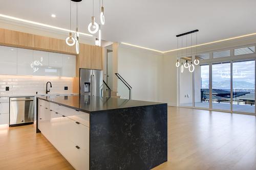 1100 Clarance Avenue, Kelowna, BC - Indoor Photo Showing Kitchen With Upgraded Kitchen