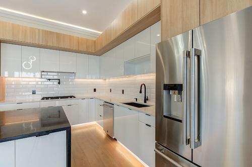 1100 Clarance Avenue, Kelowna, BC - Indoor Photo Showing Kitchen With Upgraded Kitchen