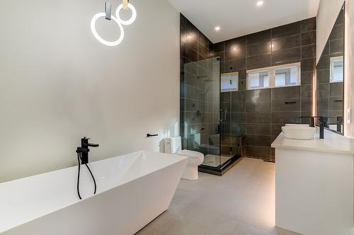 1100 Clarance Avenue, Kelowna, BC - Indoor Photo Showing Bathroom