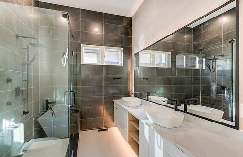 1100 Clarance Avenue, Kelowna, BC - Indoor Photo Showing Bathroom