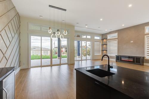 1100 Clarance Avenue, Kelowna, BC - Indoor Photo Showing Kitchen