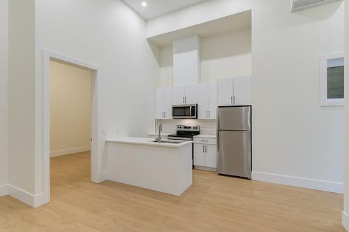 1100 Clarance Avenue, Kelowna, BC - Indoor Photo Showing Kitchen With Double Sink