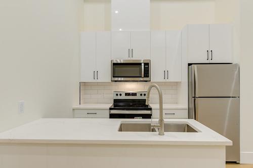 1100 Clarance Avenue, Kelowna, BC - Indoor Photo Showing Kitchen With Double Sink With Upgraded Kitchen