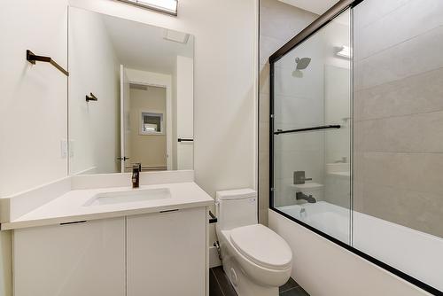 1100 Clarance Avenue, Kelowna, BC - Indoor Photo Showing Bathroom