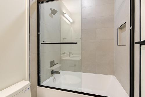 1100 Clarance Avenue, Kelowna, BC - Indoor Photo Showing Bathroom