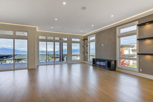 1100 Clarance Avenue, Kelowna, BC - Indoor Photo Showing Living Room