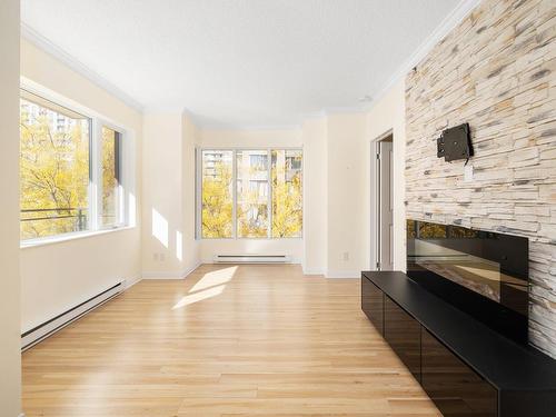 Living room - 302-550 Rue Jean-D'Estrées, Montréal (Ville-Marie), QC - Indoor Photo Showing Other Room With Fireplace