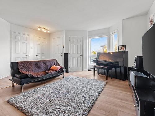 Salon - 760  - 764 Rue De L'Harmonie, Laval (Duvernay), QC - Indoor Photo Showing Living Room