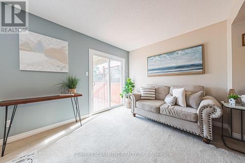 39 Thames Way, Hamilton, ON - Indoor Photo Showing Living Room