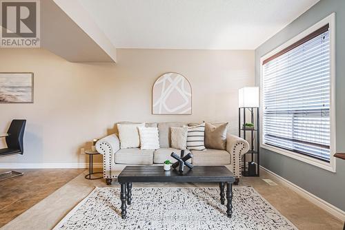 39 Thames Way, Hamilton, ON - Indoor Photo Showing Living Room