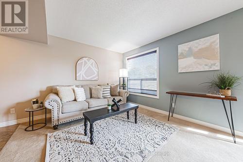 39 Thames Way, Hamilton, ON - Indoor Photo Showing Living Room