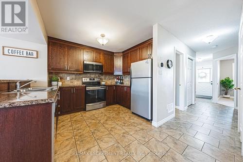 39 Thames Way, Hamilton, ON - Indoor Photo Showing Kitchen With Double Sink