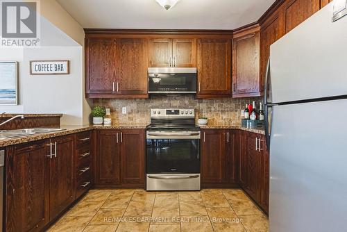 39 Thames Way, Hamilton, ON - Indoor Photo Showing Kitchen With Double Sink