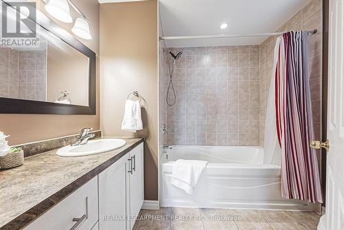 39 Thames Way, Hamilton, ON - Indoor Photo Showing Bathroom