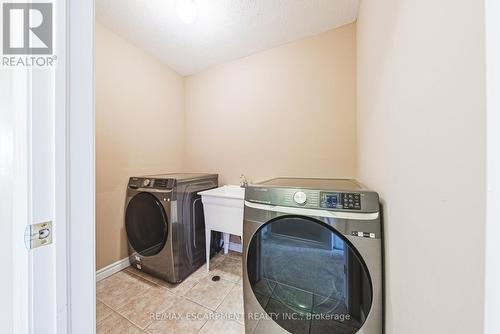 39 Thames Way, Hamilton, ON - Indoor Photo Showing Laundry Room