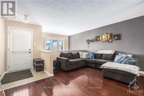 284 Tivoli, Ottawa, ON - Indoor Photo Showing Living Room