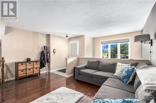 284 Tivoli, Ottawa, ON - Indoor Photo Showing Living Room