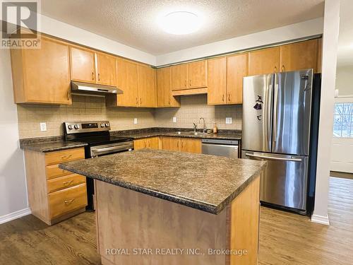 220 Countrystone Crescent, Kitchener, ON - Indoor Photo Showing Kitchen With Stainless Steel Kitchen