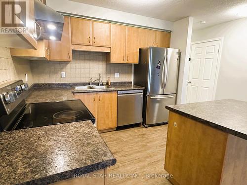 220 Countrystone Crescent, Kitchener, ON - Indoor Photo Showing Kitchen With Stainless Steel Kitchen With Double Sink