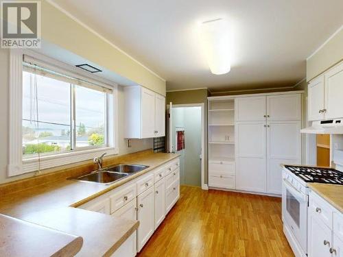 4063 Joyce Ave, Powell River, BC - Indoor Photo Showing Kitchen With Double Sink