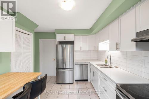 25 - 100 St Andrews Court, Hamilton, ON - Indoor Photo Showing Kitchen With Double Sink With Upgraded Kitchen