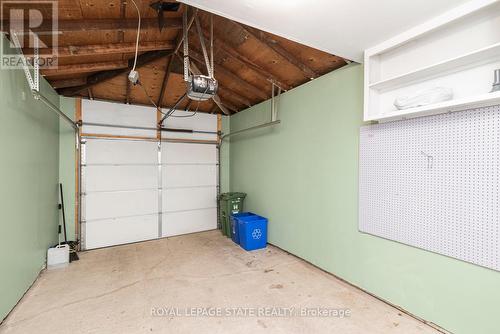 25 - 100 St Andrews Court, Hamilton, ON - Indoor Photo Showing Garage