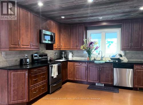 1000 8Th Concession Road W, Hamilton, ON - Indoor Photo Showing Kitchen