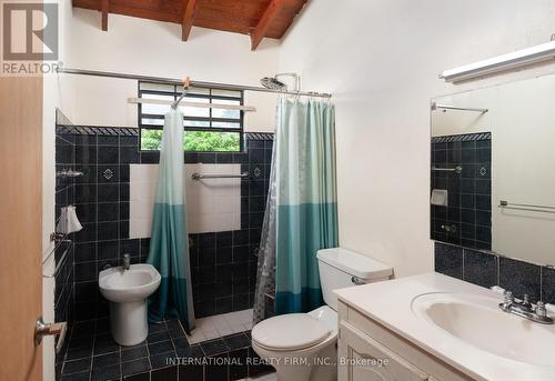 2 Vault Road, Barbados, ON - Indoor Photo Showing Bathroom