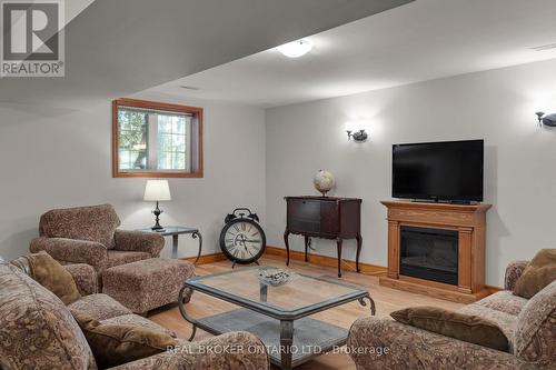 1093 Laidlaw Avenue, Gravenhurst, ON - Indoor Photo Showing Living Room With Fireplace